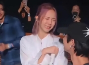 泰籍华裔女星郑乃馨演唱会抱着陷辱华风波的男友大哭，此前曾吐槽中国厕所脏